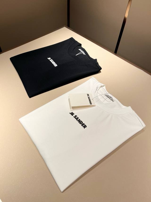 Jil Sander 2025春夏新款男女同款短袖T恤户外品牌可能大家第一想到的就是加拿大鹅、始祖鸟。给人一种标签试的感觉！除了在款式设计上颇有造诣之外，最明显