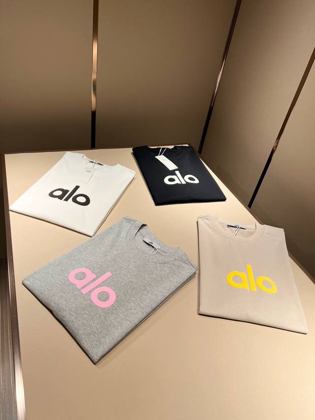 Alo2025春夏全新系列单品上线，非常时髦前卫的一款男女同款短袖T恤，标识Logo图案压胶修饰！区别于以往的不同，宣示品牌传承多年的设计理念！其吸睛度完全不亚