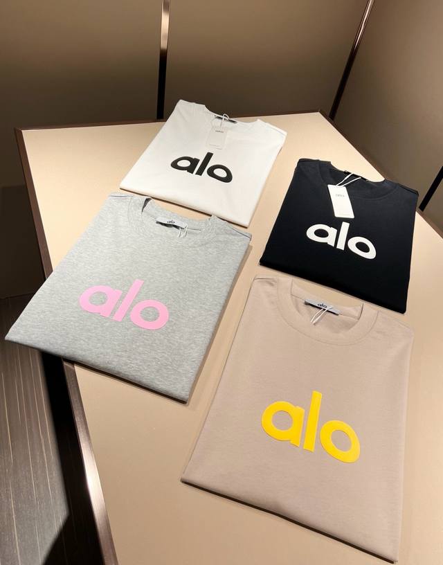 Alo2025春夏全新系列单品上线，非常时髦前卫的一款男女同款短袖T恤，标识Logo图案压胶修饰！区别于以往的不同，宣示品牌传承多年的设计理念！其吸睛度完全不亚