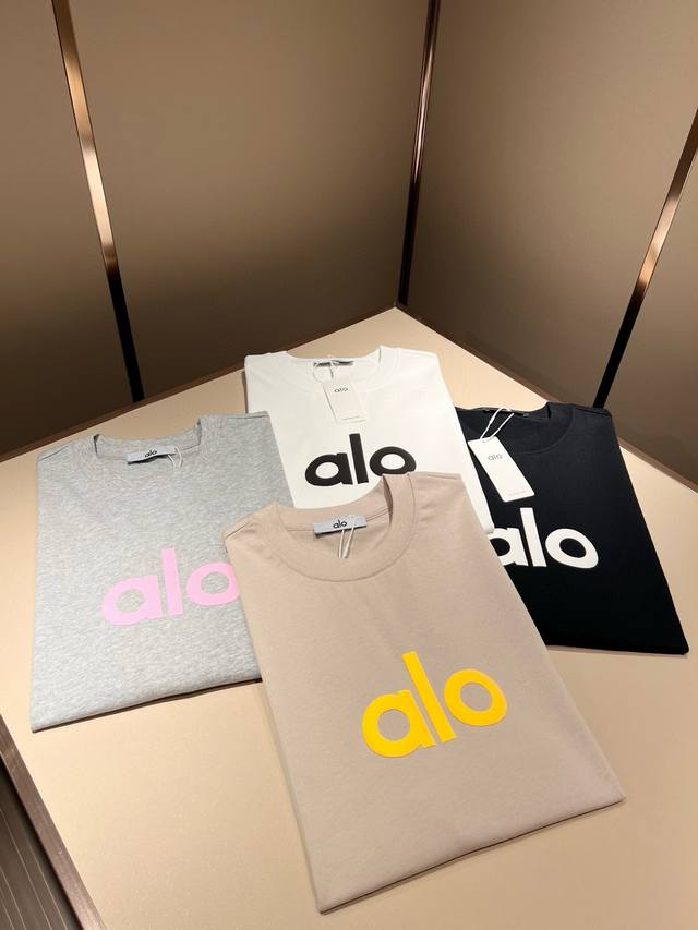 Alo2025春夏全新系列单品上线，非常时髦前卫的一款男女同款短袖T恤，标识Logo图案压胶修饰！区别于以往的不同，宣示品牌传承多年的设计理念！其吸睛度完全不亚