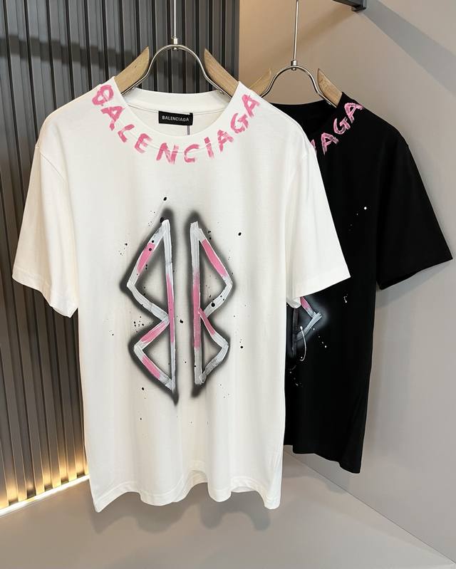 Balencia*巴黎*家 2025春夏新款男女同情侣款休闲宽松棉质圆领短袖T恤衫！贸易公司渠道稀出，同步官网发售 ！ 2025春夏最新系列，经典时尚设计元素，