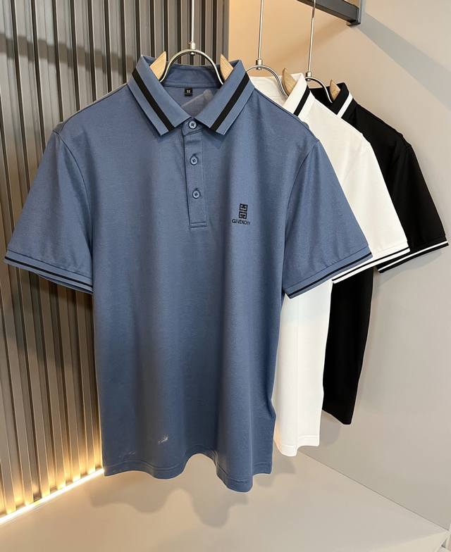 Givenc*Y纪*希 2025春夏最新经典Logo刺绣翻领Polo衫。如果你是他家的粉丝，这款是衣橱必备的。格外醒目。传统款型，胸前刺绣字母Logo图案！简约