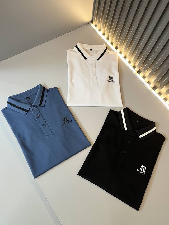 Givenc*Y纪*希 2025春夏最新经典Logo刺绣翻领Polo衫。如果你是他家的粉丝，这款是衣橱必备的。格外醒目。传统款型，胸前刺绣字母Logo图案！简约