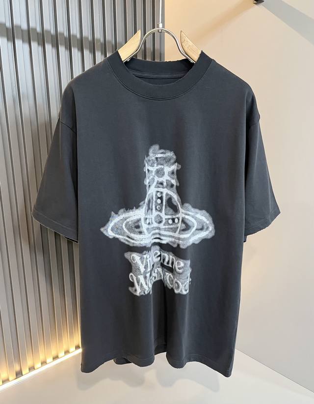 Vivienne Westwood 薇薇安 威斯特伍德 2025春夏新款男女同款短袖T恤，意大利原厂订单渠道，极具个性高级风，标志Logo印花工艺设计！宽松阔版