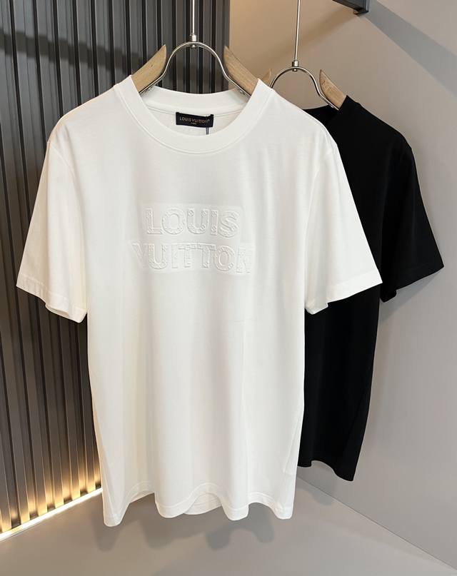 Louisvuitt*路易*登 2025春夏全新系列单品上线，非常时髦前卫的一款男女同款短袖T恤，标识Logo图案压胶修饰！区别于以往的不同，宣示品牌传承的设计