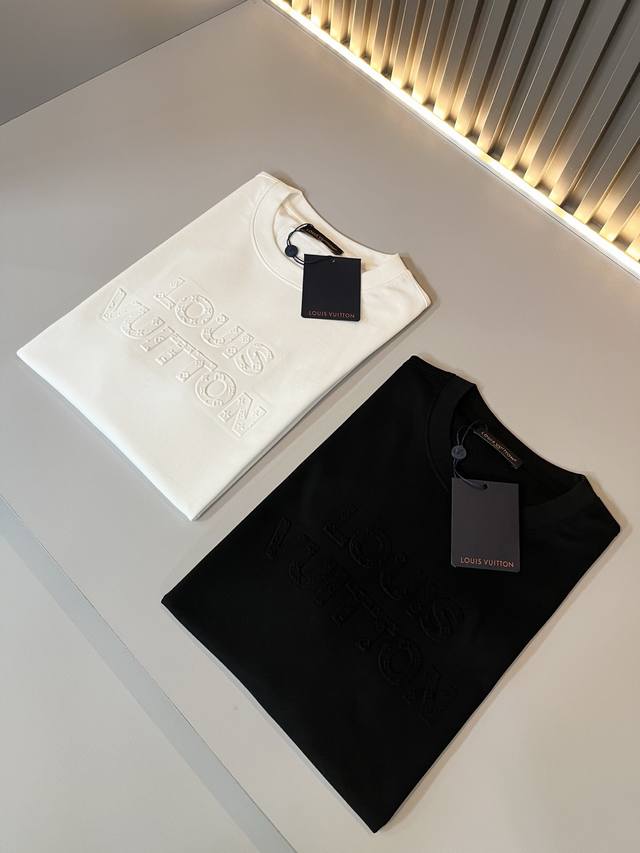 Louisvuitt*路易*登 2025春夏全新系列单品上线，非常时髦前卫的一款男女同款短袖T恤，标识Logo图案压胶修饰！区别于以往的不同，宣示品牌传承的设计