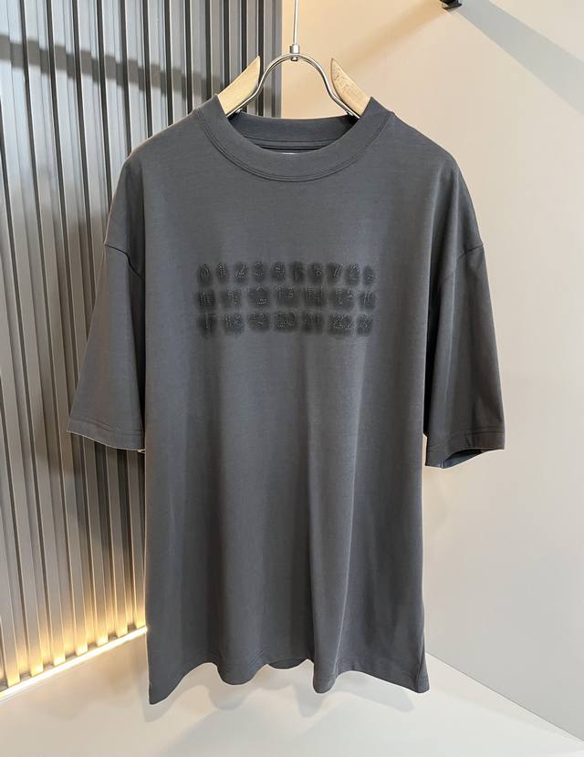 马吉拉 Maison Margiel 2025春夏新款男女同款短袖T恤，专柜同步发售！定制专属洗水纯棉面料，胸前Logo图案刺绣设计！简约大方，从容百搭，档次极
