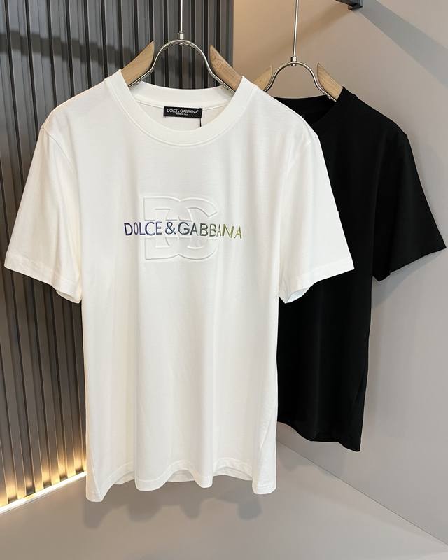 Dolce&Gabba*A 杜嘉*纳2025春夏新款男女同款短袖T恤，专柜同步发售！定制专属纯棉面料，胸前字母Logo图案压胶工艺设计！简约大方，从容百搭，档次