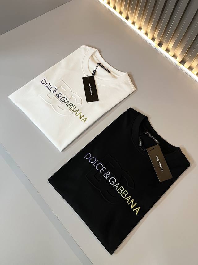 Dolce&Gabba*A 杜嘉*纳2025春夏新款男女同款短袖T恤，专柜同步发售！定制专属纯棉面料，胸前字母Logo图案压胶工艺设计！简约大方，从容百搭，档次