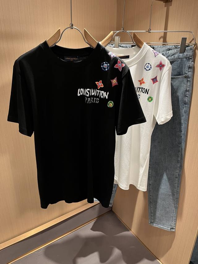 Louisvuitt*路易*登 2025春夏全新系列单品上线，非常时髦前卫的一款男女同款短袖T恤，标识Logo图案修饰！区别于以往的不同，宣示品牌传承的设计理念