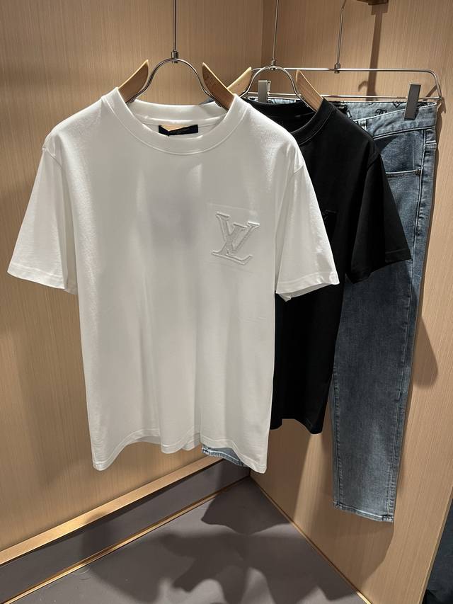 Louisvuitt*路易*登 2025春夏全新系列单品上线，非常时髦前卫的一款男女同款短袖T恤，标识Logo图案刺绣修饰！区别于以往的不同，宣示品牌传承的设计