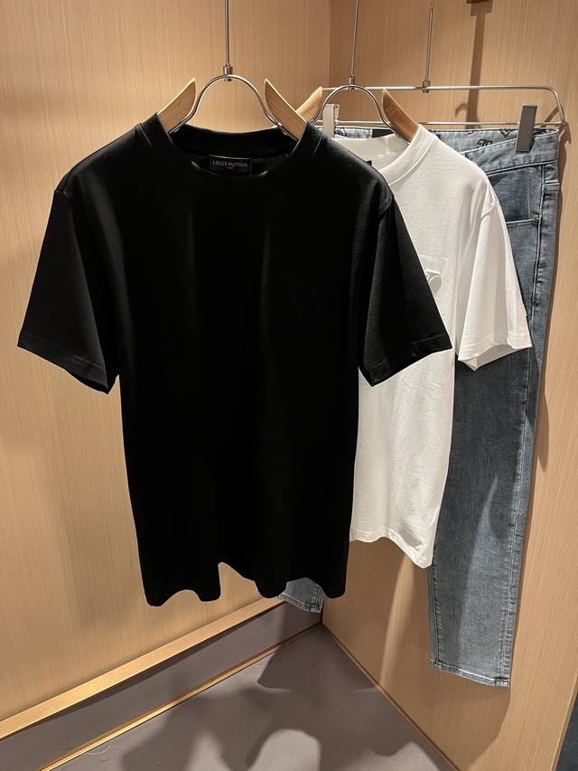 Louisvuitt*路易*登 2025春夏全新系列单品上线，非常时髦前卫的一款男女同款短袖T恤，标识Logo图案刺绣修饰！区别于以往的不同，宣示品牌传承的设计