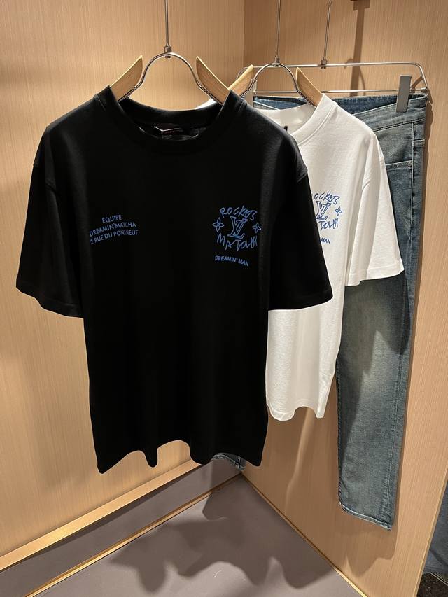 Louisvuitt*路易*登 2025春夏全新系列单品上线，非常时髦前卫的一款男女同款短袖T恤，标识Logo图案印花修饰！区别于以往的不同，宣示品牌传承多年的