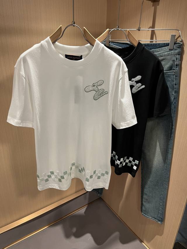 Louisvuitt*路易*登 2025春夏全新系列单品上线，非常时髦前卫的一款男女同款短袖T恤，标识Logo图案刺绣串珠修饰！区别于以往的不同，宣示品牌传承多