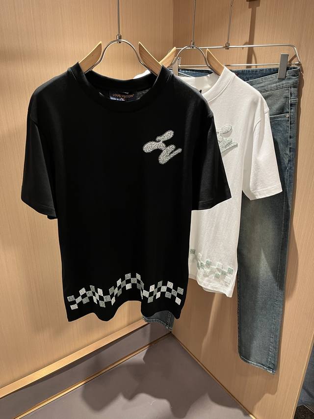 Louisvuitt*路易*登 2025春夏全新系列单品上线，非常时髦前卫的一款男女同款短袖T恤，标识Logo图案刺绣串珠修饰！区别于以往的不同，宣示品牌传承多