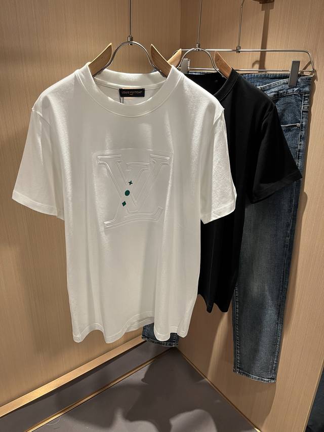 Louisvuitt*路易*登 2025春夏全新系列单品上线，非常时髦前卫的一款男女同款短袖T恤，标识Logo图案压胶修饰！区别于以往的不同，宣示品牌传承的设计