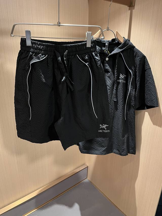 Arcter*X始*祖鸟 2025春夏新款休闲套装，户外品牌可能大家第一想到的就是加拿大鹅、始祖鸟。给人一种标签试的感觉！除了在款式设计上颇有造诣之外，最明显或