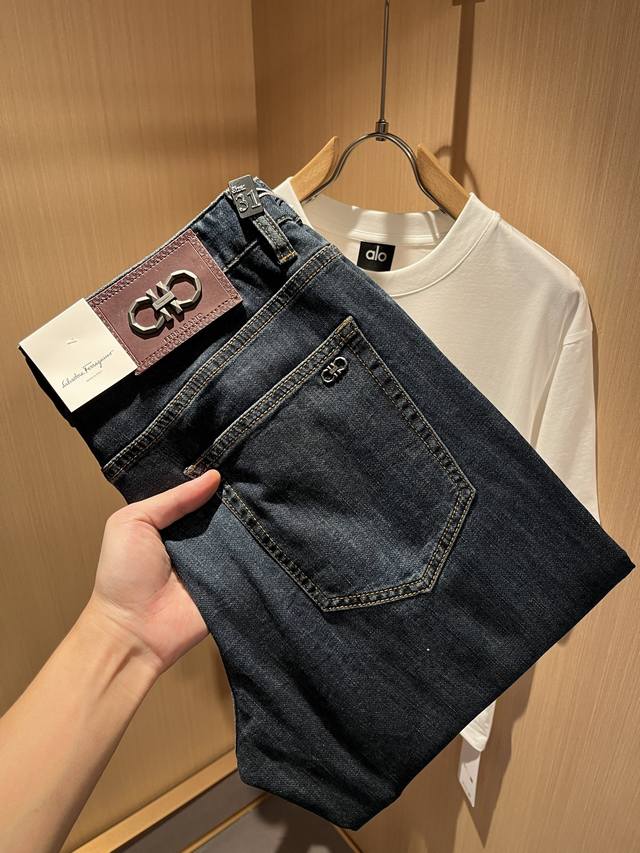 Ferraga*Mo菲拉*慕2025春夏新款男款休闲小直筒牛仔裤 原单品质，原单品质高端时尚休闲水洗牛仔裤，后腰皮革金属菲拉格慕Logo标识，原单代工厂P渠道出