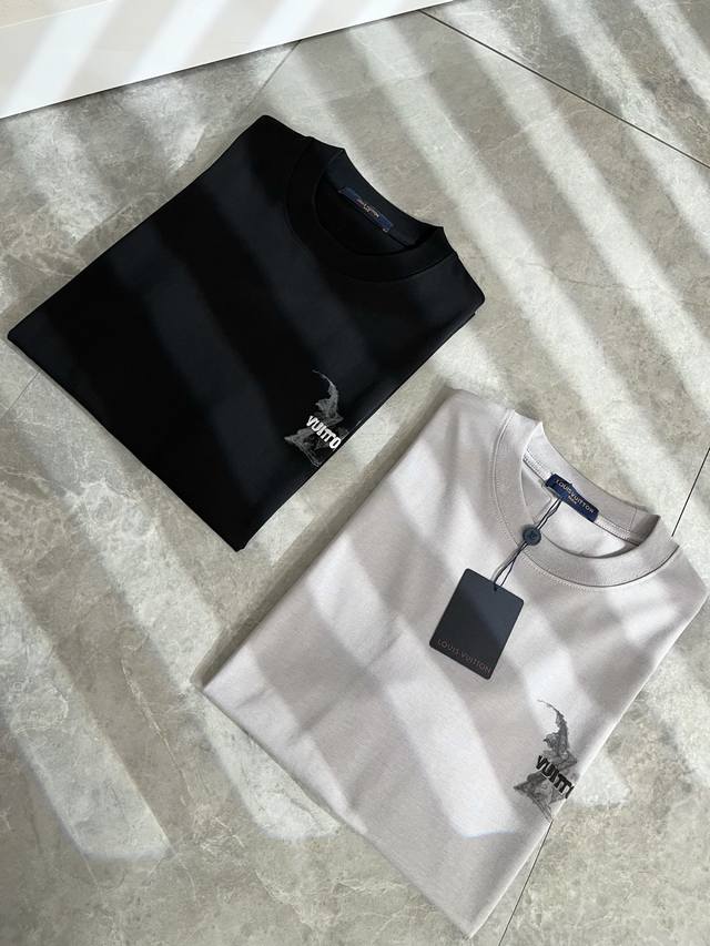 Louisvuitt*路易*登 2025春夏全新系列单品上线，非常时髦前卫的一款男女同款短袖T恤，标识Logo图案印花修饰！区别于以往的不同，宣示品牌传承多年的