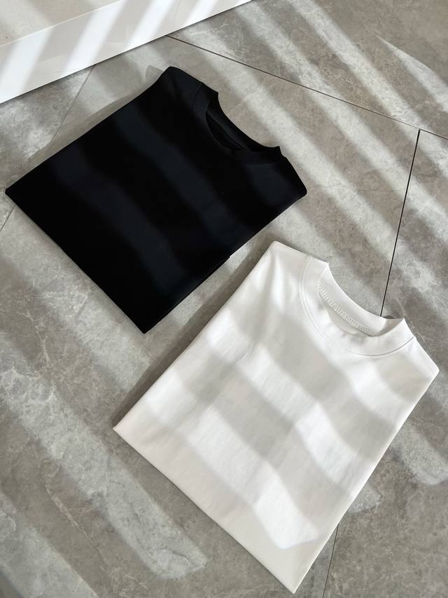 Y- 3山本*耀司 2025春夏新品男女同款做旧洗水短袖T恤 ，一面料上身舒适感非常好。炸街必须要拥有它，专柜同步。衣身前后Y-3字母Logo印花设计！贸易公司