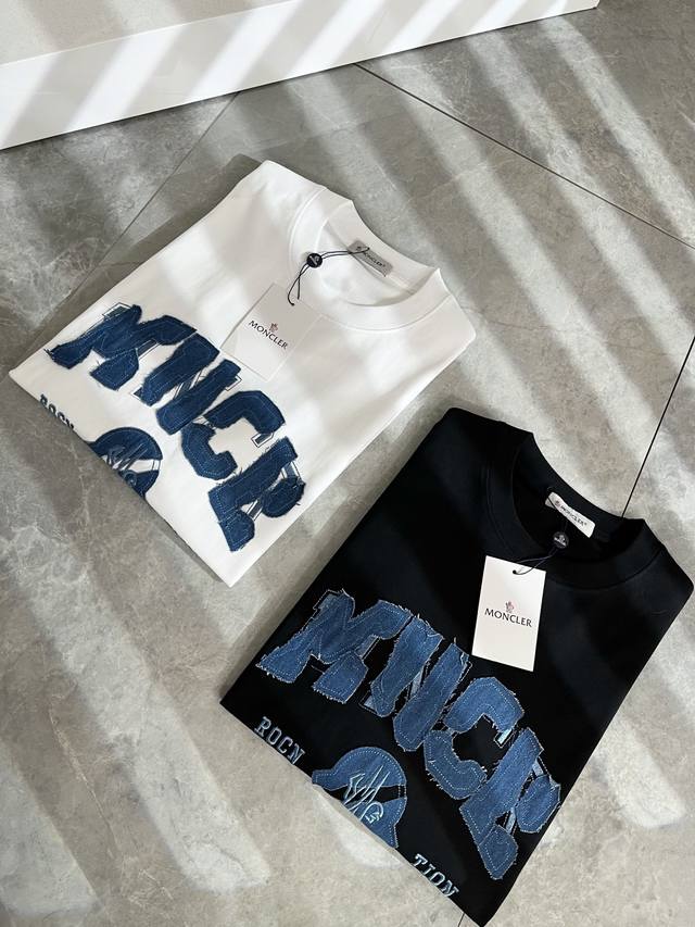 Moncler蒙家 2025春夏男女同款情侣款最新的贸易订单短袖T恤，全品相！！网红款！采用Logo图案刺绣贴布设计！上身舒适透气，不僵硬，整体有着丰富的立体感