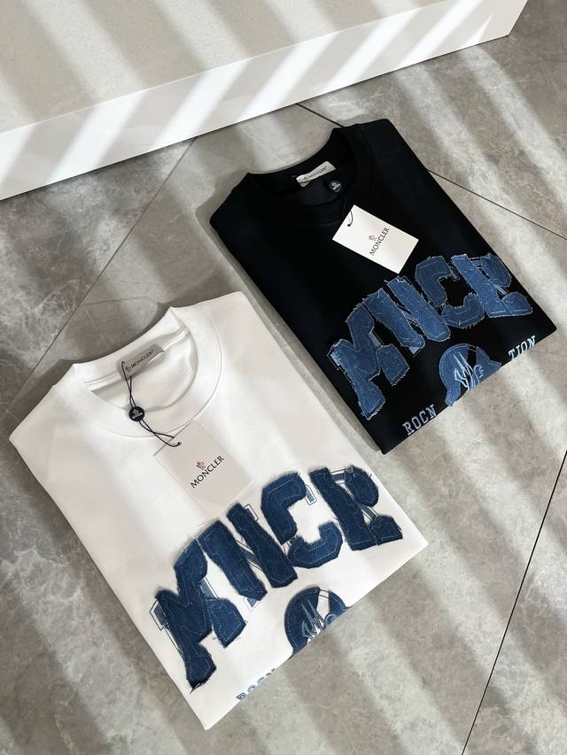 Moncler蒙家 2025春夏男女同款情侣款最新的贸易订单短袖T恤，全品相！！网红款！采用Logo图案刺绣贴布设计！上身舒适透气，不僵硬，整体有着丰富的立体感