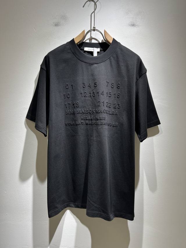 马吉拉 Maison Margiel 2025春夏新款男女同款短袖T恤，专柜同步发售！定制专属洗水纯棉面料，胸前Logo图案刺绣设计！简约大方，从容百搭，档次极
