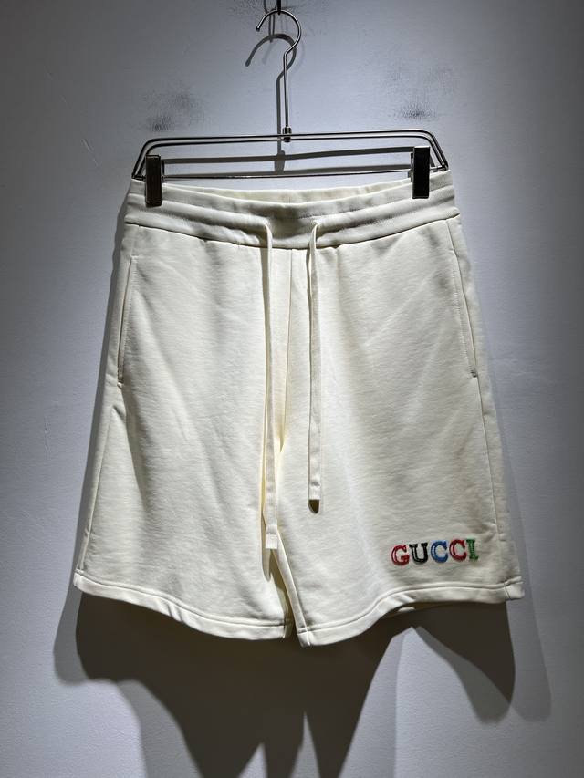 Gucc*古家 2025春夏最新系列基础圆领男女同款休闲短裤，男女同款！贸易公司渠道稀出，同步官网发售 ！ 新时尚元素设计！字母Logo图案刺绣设计！为全新系列