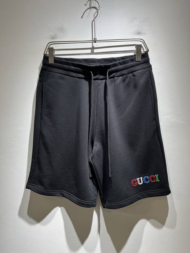 Gucc*古家 2025春夏最新系列基础圆领男女同款休闲短裤，男女同款！贸易公司渠道稀出，同步官网发售 ！ 新时尚元素设计！字母Logo图案刺绣设计！为全新系列