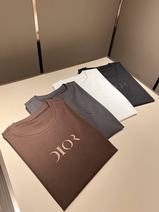Dio*迪家 2025春夏新款男女同款短袖T恤，专柜同步发售！定制专属260克纯棉面料，定制原版工艺螺纹，胸前Logo图案压胶工艺设计！简约大方，从容百搭，档次