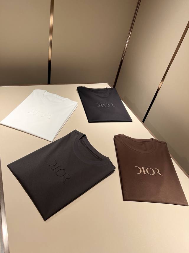 Dio*迪家 2025春夏新款男女同款短袖T恤，专柜同步发售！定制专属260克纯棉面料，定制原版工艺螺纹，胸前Logo图案压胶工艺设计！简约大方，从容百搭，档次