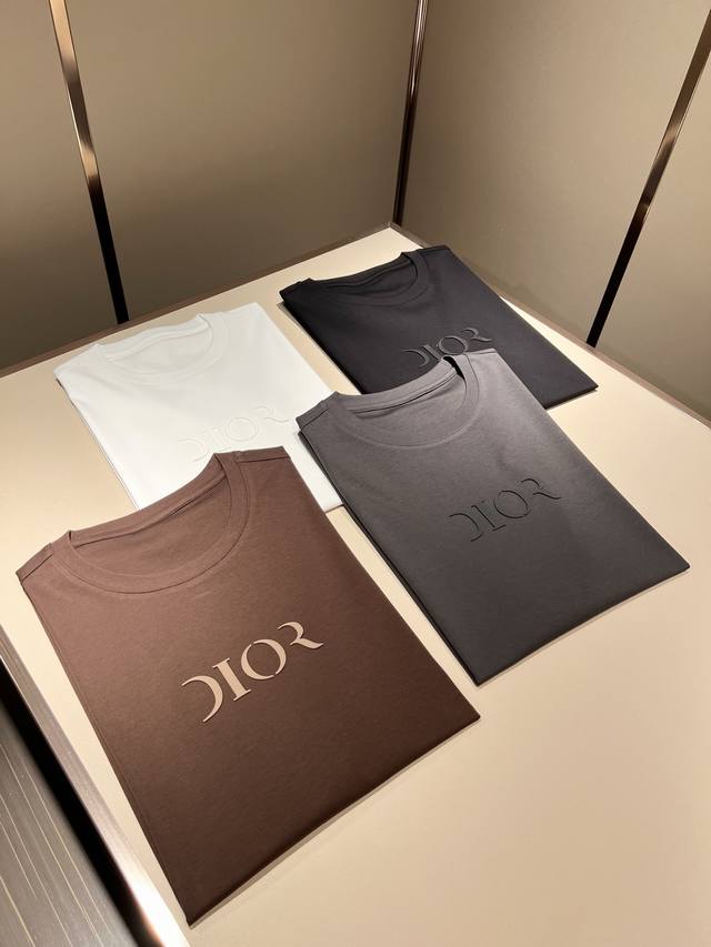 Dio*迪家 2025春夏新款男女同款短袖T恤，专柜同步发售！定制专属260克纯棉面料，定制原版工艺螺纹，胸前Logo图案压胶工艺设计！简约大方，从容百搭，档次