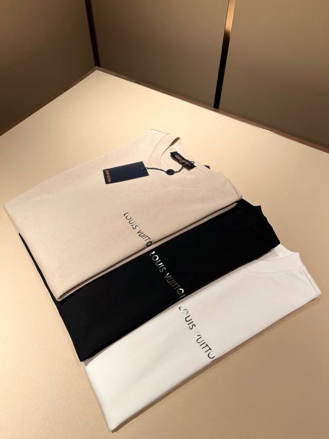 Louisvuitt*路易*登 2025春夏全新系列单品上线，非常时髦前卫的一款男女同款短袖T恤，标识Logo图案压胶修饰！区别于以往的不同，宣示品牌传承的设计