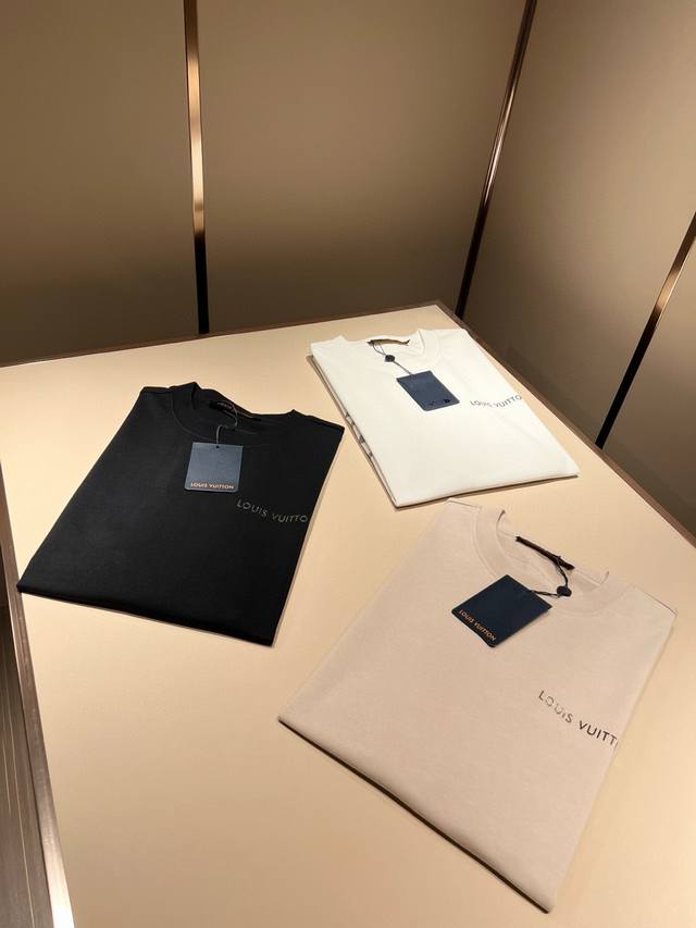 Louisvuitt*路易*登 2025春夏全新系列单品上线，非常时髦前卫的一款男女同款短袖T恤，标识Logo图案压胶修饰！区别于以往的不同，宣示品牌传承的设计
