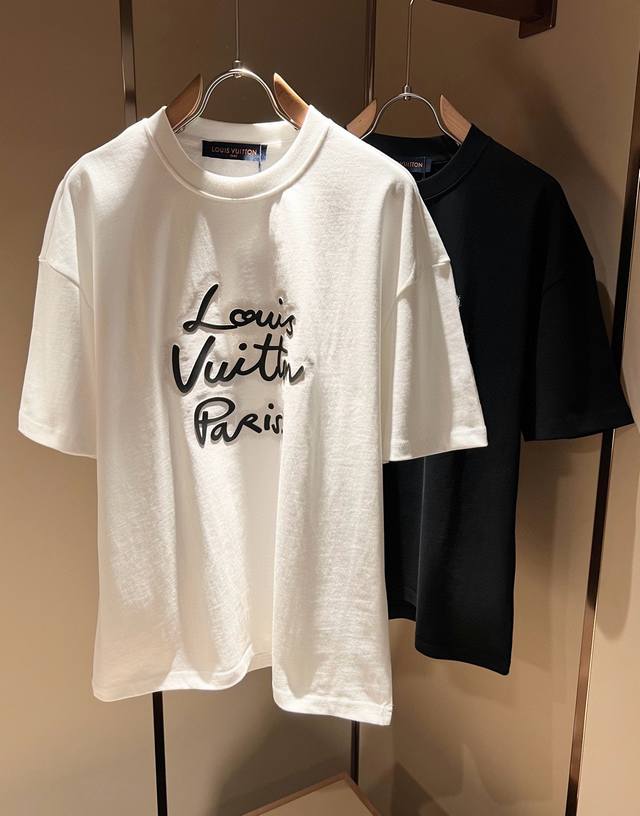 Louisvuitt*路易*登 2025春夏全新系列单品上线，非常时髦前卫的一款男女同款短袖T恤，标识Logo图案压胶修饰！区别于以往的不同，宣示品牌传承多年的