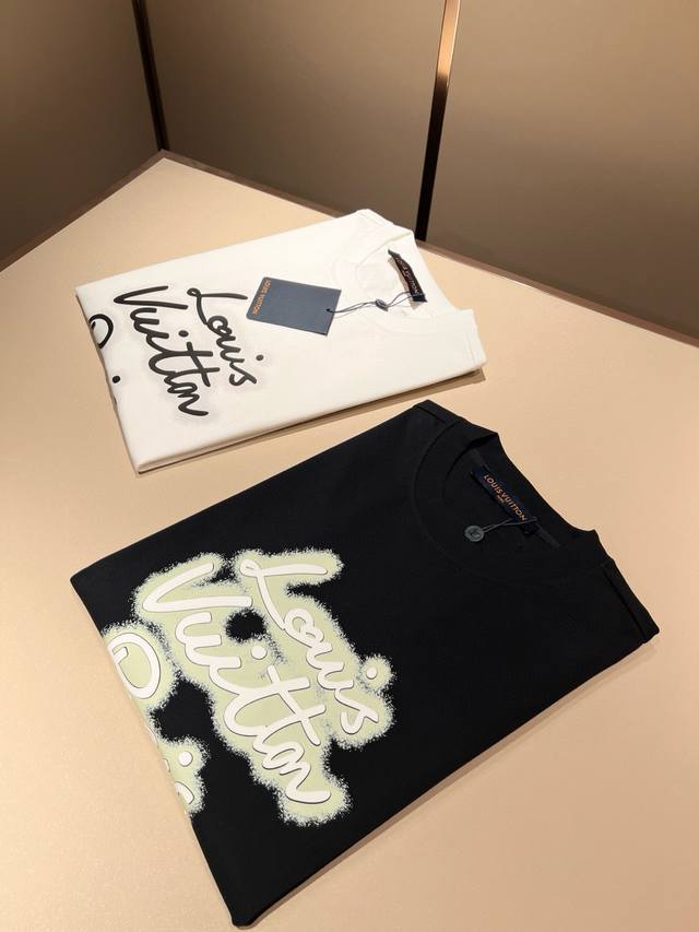Louisvuitt*路易*登 2025春夏全新系列单品上线，非常时髦前卫的一款男女同款短袖T恤，标识Logo图案压胶修饰！区别于以往的不同，宣示品牌传承多年的