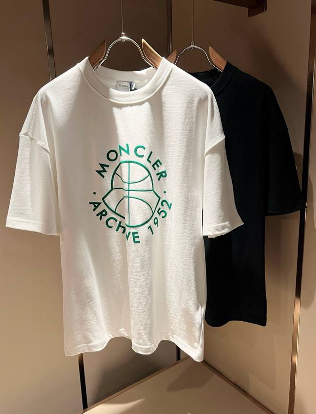 Moncler蒙家 2025春夏最新男女同款贸易订单短袖T恤，全品相！！网红款！采用Logo图案压胶设计！上身舒适透气，不僵硬，整体有着丰富的立体感，品质出口订
