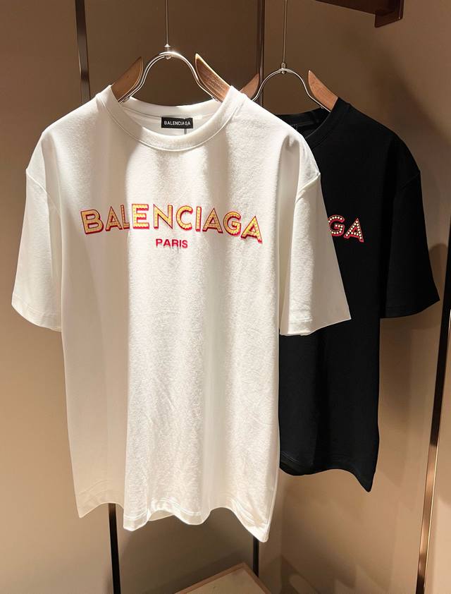 Balencia*巴黎*家 2025春夏新款男女同情侣款休闲宽松棉质圆领短袖T恤衫！贸易公司渠道稀出，同步官网发售 ！ 2025春夏最新系列，经典时尚设计元素，