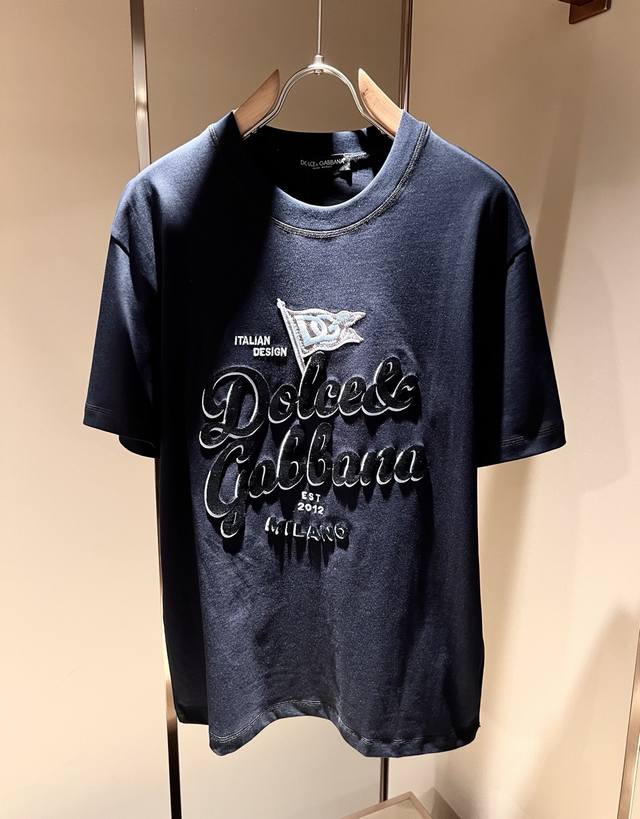 Dolce&Gabba*A 杜嘉*纳2025春夏新款男女同款短袖T恤，专柜同步发售！定制专属纯棉面料，胸前字母Logo图案植绒工艺设计！简约大方，从容百搭，档次