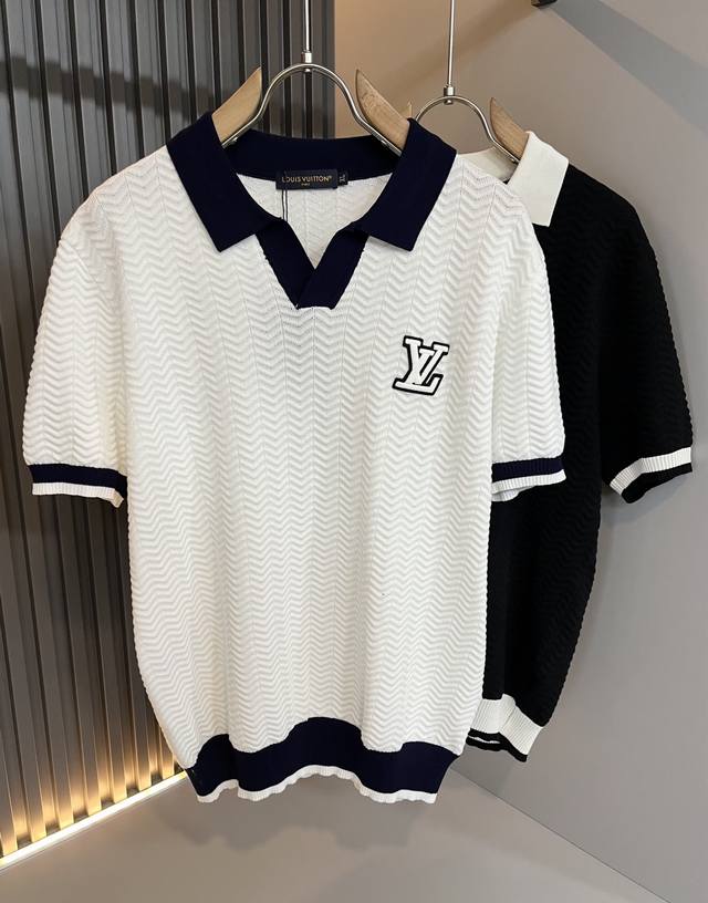 Louis Vuit*On 2025春夏路易家族轻奢翻领针织短袖！路易家族的新高端，细节品质永远的那么完美无瑕，创意设计层出不穷。字母Logo刺绣图案设计！实属
