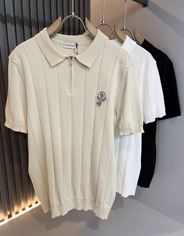 Moncler蒙家 2025春夏最新的贸易订单针织短袖T恤，全品相！！网红款！工艺采用胸前徽章设计！上身舒适透气，不僵硬，整体有着丰富的立体感，品质出口订单，胸