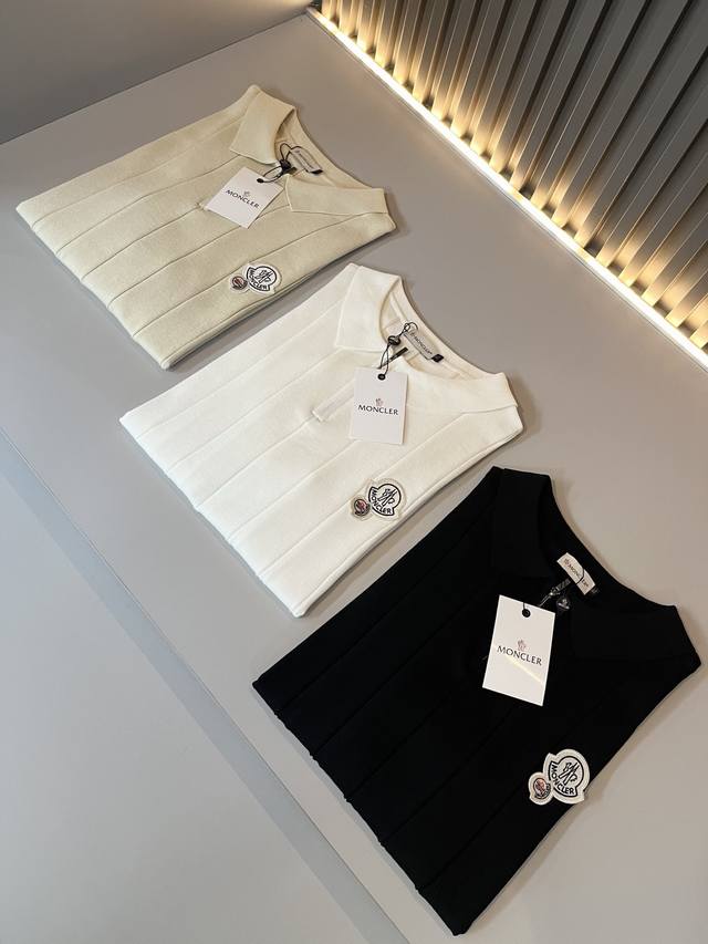 Moncler蒙家 2025春夏最新的贸易订单针织短袖T恤，全品相！！网红款！工艺采用胸前徽章设计！上身舒适透气，不僵硬，整体有着丰富的立体感，品质出口订单，胸