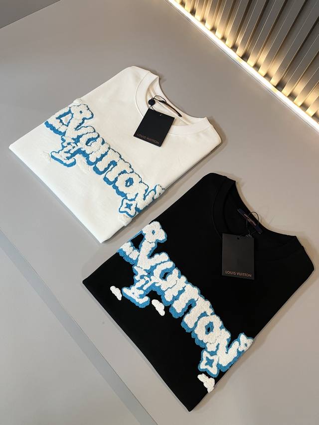 Louisvuitt*路易*登 2025春夏全新系列单品上线，非常时髦前卫的一款男女同款短袖T恤，标识Logo图案刺绣修饰！区别于以往的不同，宣示品牌传承多年的