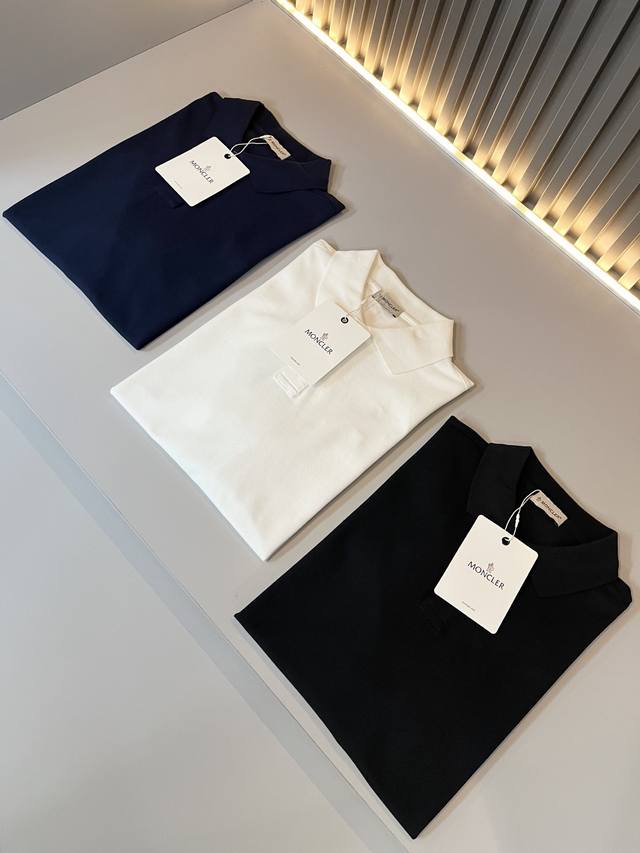Mon蒙**口2025春夏新款男士原单男士短袖Polo衫，贸易公司货，官网同步发售！此类型的基础单品是每季必出现的，客供进口珠地网眼棉，舒适性与透气性兼备，整体