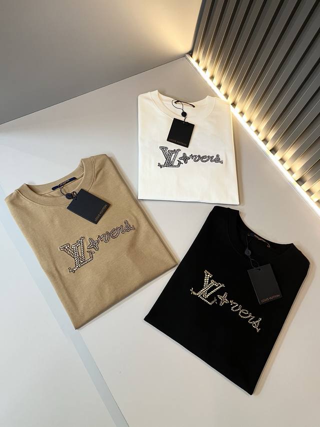 Louisvuitt*路易*登 2025春夏全新系列单品上线，非常时髦前卫的一款男女同款短袖T恤，标识Logo图案刺绣修饰！区别于以往的不同，宣示品牌传承多年的