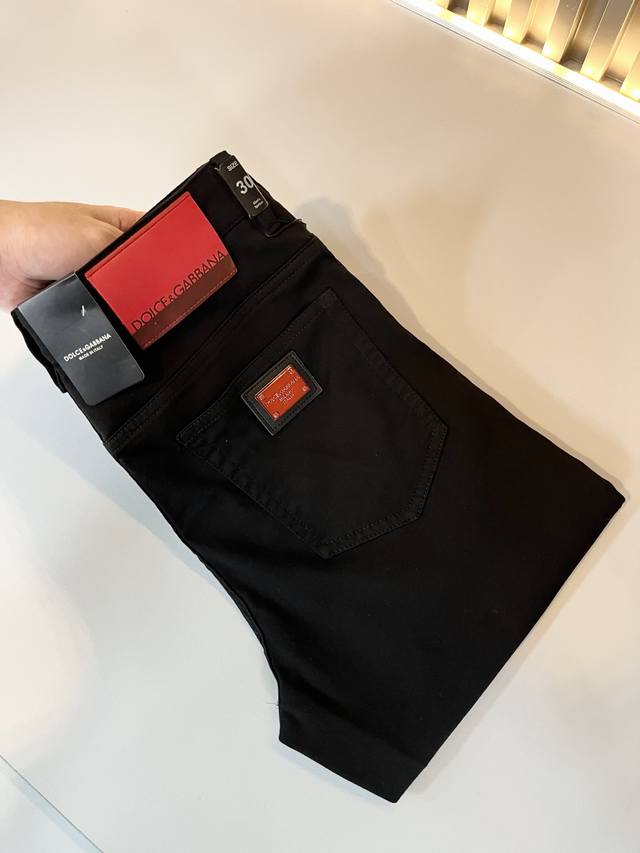 Dolce & 杜嘉*纳 2025春夏新品牛仔裤，水洗处理自然不易变形脱色、立体剪裁完美塑形面料质舒适柔软随意搭配、舒适代表它对时尚休闲的诠释是Dg一贯作风 细
