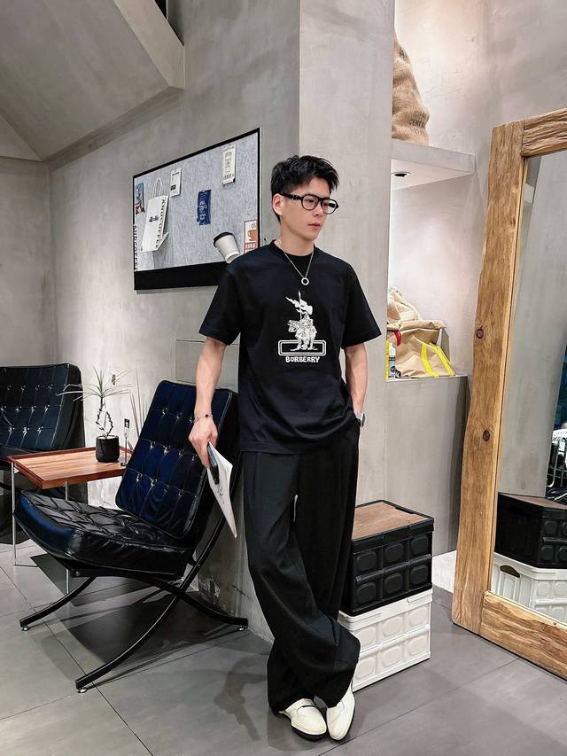 Burberry 25Ss夏季新款短袖T恤！专柜同步，独特的Logo 战马个性艺术系列全网独家首发 百搭款细节处理完美240克纯棉面料十分精致 原版面料 网红明