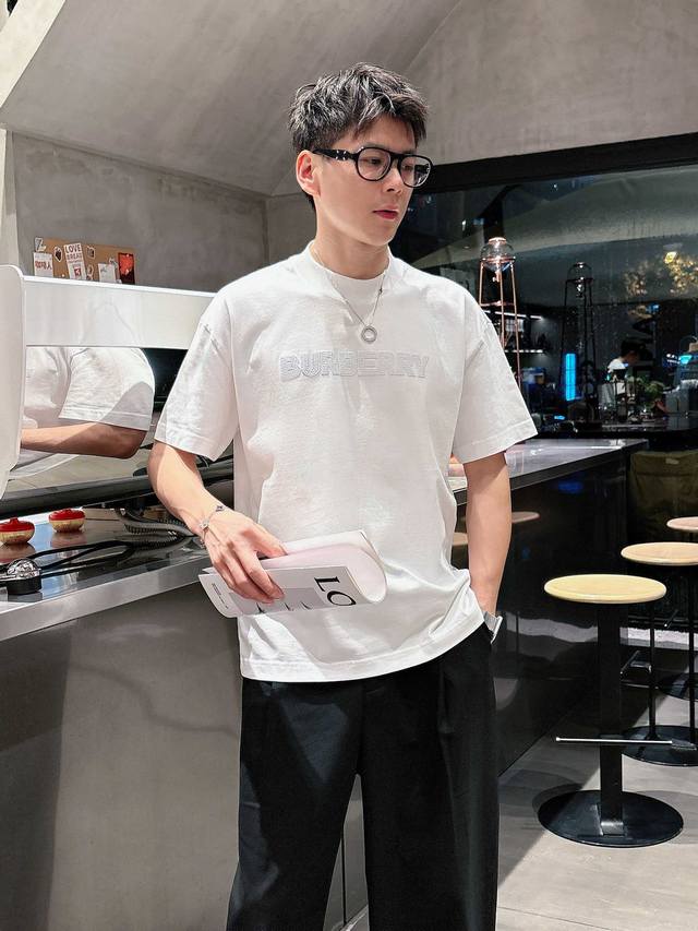 Burberry 25Ss夏季新款短袖T恤！专柜同步，独特的Logo 个性艺术系列全网独家首发 百搭款细节处理完美240克纯棉面料十分精致 原版面料 网红明星同