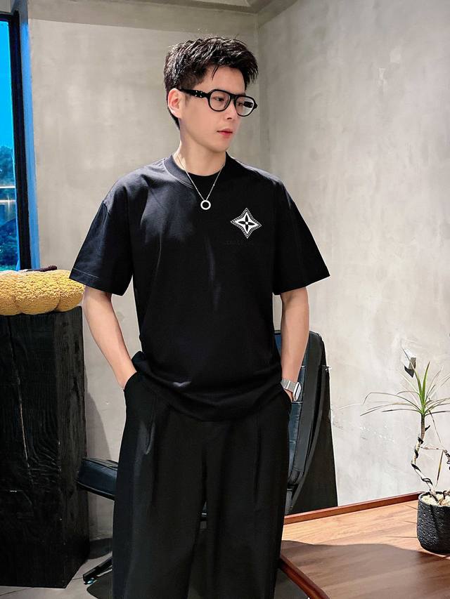 Lv 25Ss夏季新款短袖T恤！专柜同步，独特的Logo 个性艺术系列全网独家首发 百搭款细节处理完美240克纯棉面料十分精致 原版面料 网红明星同款高版本 高
