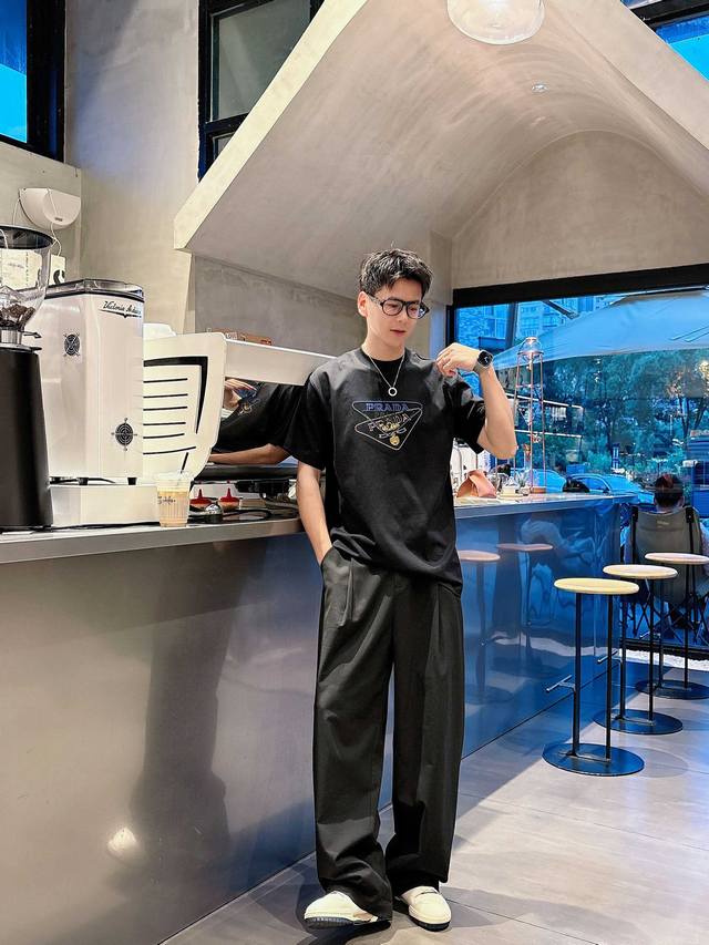 普拉达2025夏季新款短袖T恤，特色的喷绘加刺绣工艺，个性艺术系列全网独家首发 百搭款细节处理完美240克纯棉面料十分精致 原版面料 网红明星同款高版本 高品质